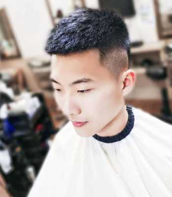 男生鸭蛋脸适合什么发型（男生鸭蛋脸适合什么发型好看）