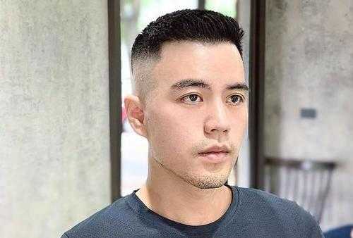 头小脸小适合什么发型男生（男士头顶头发稀少适合什么发型）