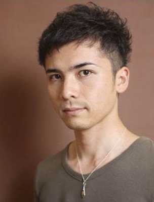 男生头发自来卷适合什么发型（男士头发自来卷怎么处理好）
