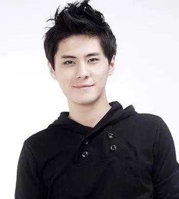 眼小脸大的男生适合什么发型,头小脸小的男生适合什么发型?