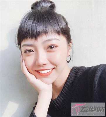 短刘海怎么梳上去好看（短刘海怎么剪才好看）