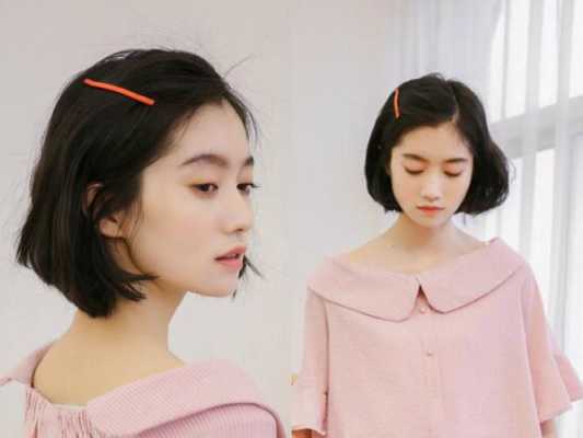 中分尴尬期怎么办（戴眼镜刘海尴尬期怎么弄好看）