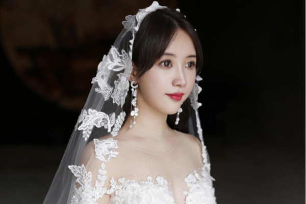 拍婚纱照什么颜色的头发好看（拍婚纱照什么颜色的头发好看图片）
