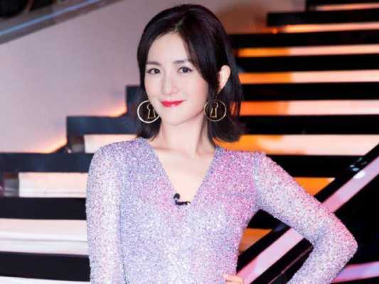 谢娜属于什么什么脸型（谢娜的脸型算是大？中？还是小呀）
