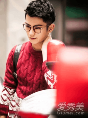 男生头发自然微卷怎么变得自然直好看些,怎么弄发型好看 男生图片