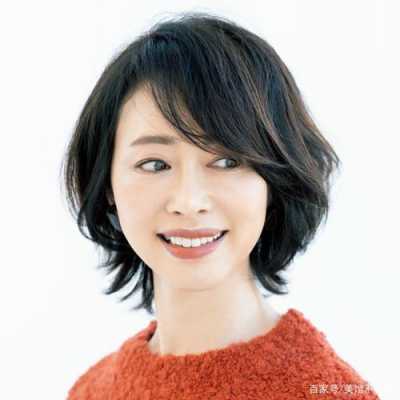 什么头型减龄（50多岁梳什么发型显年轻）