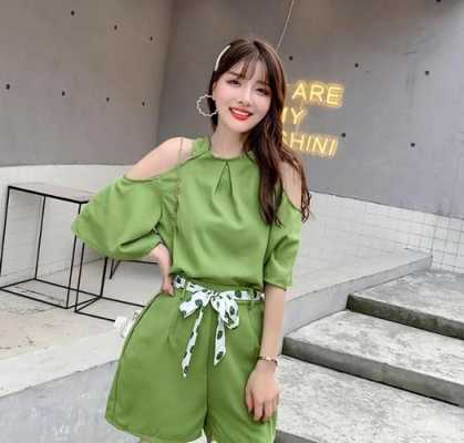 墨绿色的衣服怎么搭配（墨绿色上衣配什么颜色的裤子或裙子呀）