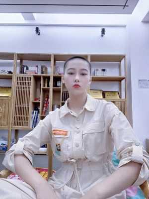 女生寸头搭配什么衣服,寸头怎么搭配衣服