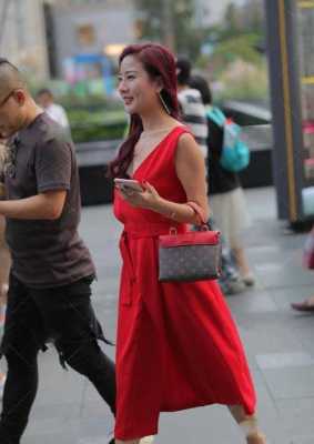红色头发搭配什么衣服（红色头发配什么颜色的裙子）