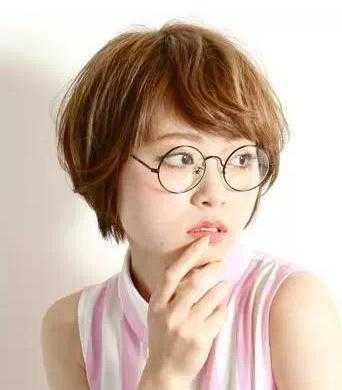 带眼睛适合什么发型（带眼睛适合什么发型女）