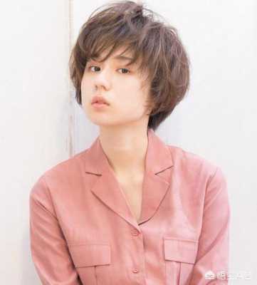 扁平脸型适合什么发型（扁平脸型适合什么发型女）
