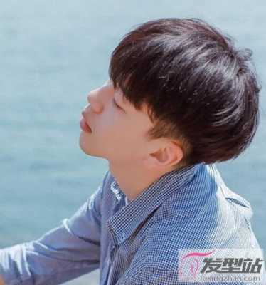 蘑菇头男生怎么留（男生蘑菇头怎么留起来呀）