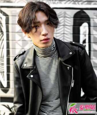 男生中分怎么烫好看（男生中分长发怎么修剪）
