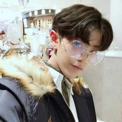 男生中分怎么烫好看（男生中分长发怎么修剪）