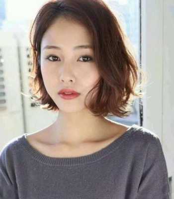 40岁的女人烫什么短发显得年轻,短发烫什么发型显年轻并且可以扎起来