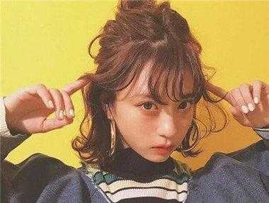 40岁的女人烫什么短发显得年轻,短发烫什么发型显年轻并且可以扎起来