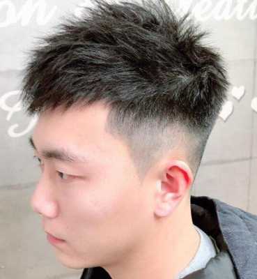 微胖的男生剪什么发型（微胖的男生剪什么发型好看）