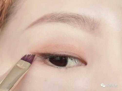 内双简单的化妆教程,内双怎么涂眼影好看