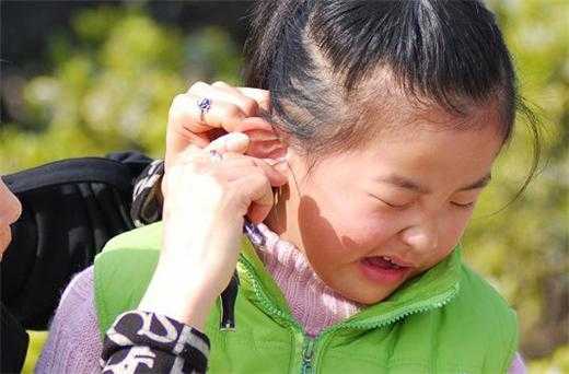 为什么我喜欢用头发掏耳朵,头发打耳朵为什么很爽呢
