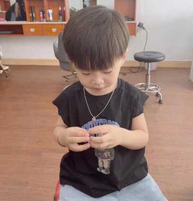 小孩剪什么发型好看图（小孩剪什么发型好看图男孩子）