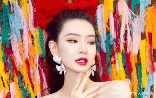 戚薇跨年演唱会涂的什么颜色口红,戚薇头发是什么颜色的