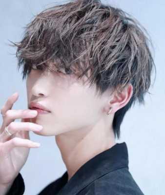 男生头发卷适合什么发型（头发卷怎么吹才好看男）
