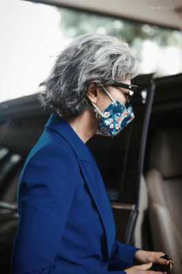 年轻有白发怎么办（60岁女的，白头发如何穿衣显年轻文雅）