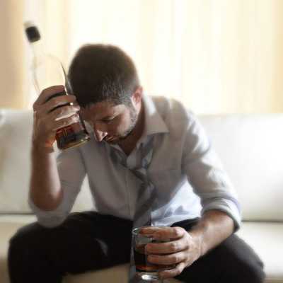 男人为什么头发少（男生平常不主动找我聊天，但是喝了酒之后就找我，有时候找他的时候，他会给我发他的自拍照，这是什么意思）