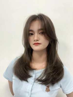什么发型颜色显皮肤白（染啥颜色比较好看，还不显眼，主要遮白头发，求推荐）