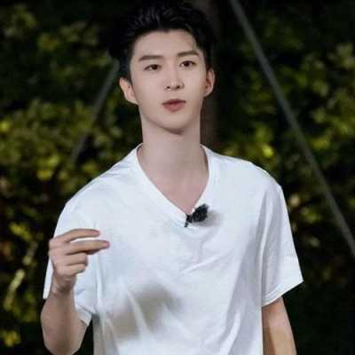 男美人尖适合什么发型（男美人尖适合什么发型好看）