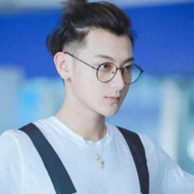 男美人尖适合什么发型（男美人尖适合什么发型好看）