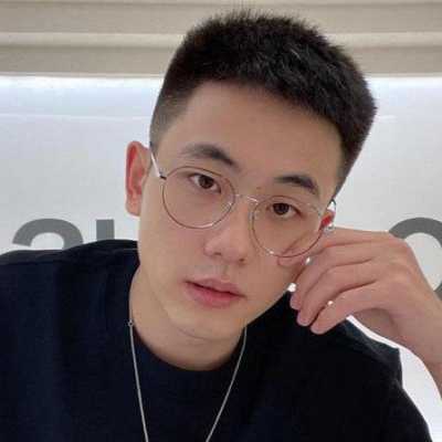 鼻梁低适合什么发型男（眼睛比较小，鼻梁低请问适合什么样的发型？能弄BOBO头吗）