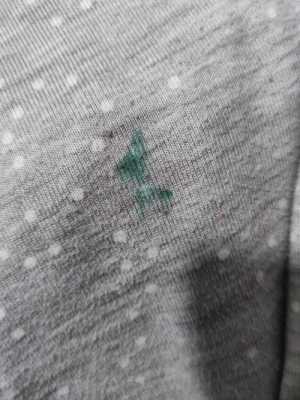 灰色衣服染色了怎么办（灰色的衣服被染色了怎么洗）