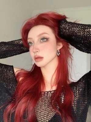 皮肤白的人适合什么颜色的头发（染头发时,红色与什么颜色搭配最好看）