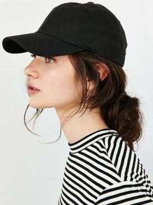 戴帽子扎什么头发好看（戴帽子扎什么头发好看图片）