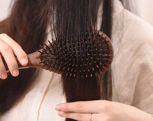 卷梳子把头发缠着怎么办（卷梳子把头发缠着怎么办视频）