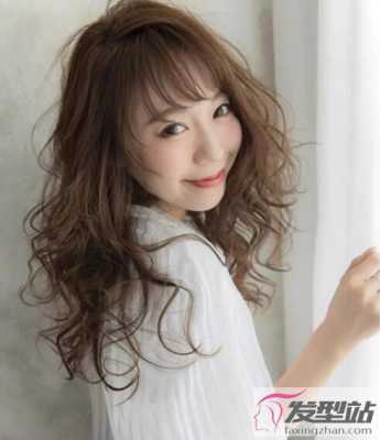女生自然卷的头发适合什么发型（女生自然卷的头发适合什么发型图片）