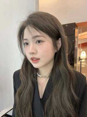 什么样的发色显年轻（什么样的发色显年轻女生）