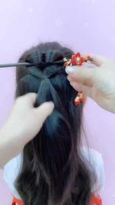 怎么绾发髻（汉服女孩简单梳头方法）