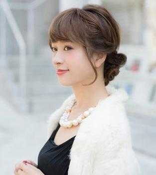 四方脸适合剪什么发型（方脸盘头发的简单方法）