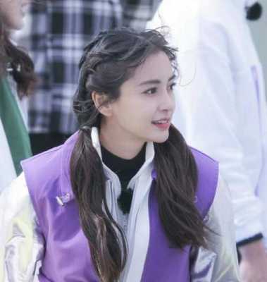 马尾怎么搭配衣服（双低马尾配什么衣服）