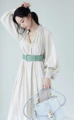 马尾怎么搭配衣服（双低马尾配什么衣服）