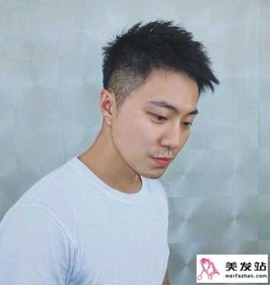 大街上那种两边短中间长的发型叫什么,两边短中间长男发型叫什么名字