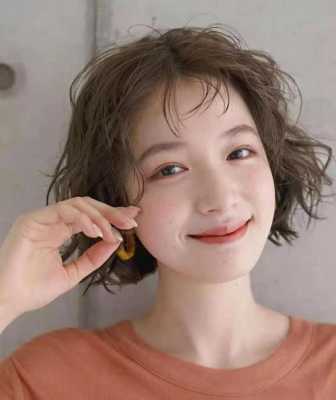 梳什么样的头发显脸小（什么领子显脸小）