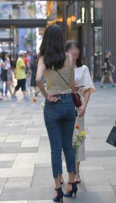 女牛仔裤配什么上衣好看图片（兰花裤配什么上衣好看）
