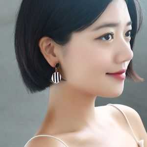 圆脸短发适合什么样的耳环,短发圆脸适合什么耳环图片