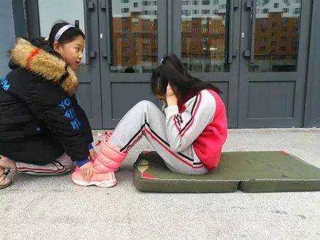 小学生1分钟仰卧起坐标准是什么,学生头怎么编头发好看