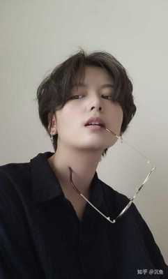 颚骨高的女生适合什么样的发型,颚骨突出适合什么发型男生