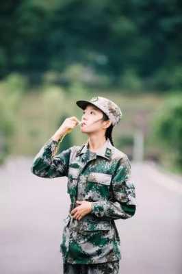 军训女生扎什么头发（女教官头发怎么扎）
