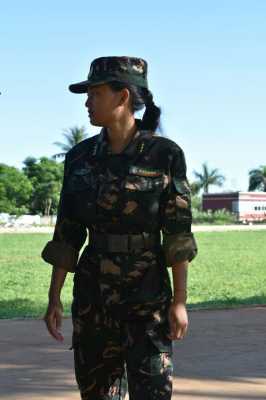军训女生扎什么头发（女教官头发怎么扎）